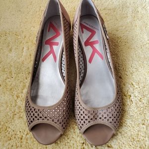 Anne Klein Womans Tan Suede Sport Cadwyn Peep-toe Wedge Pumps Size 9M